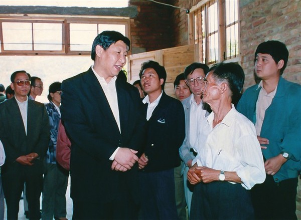 1994年5月，習(xí)近平總書記（時任福州市委書記）到福州市永泰縣城峰鎮(zhèn)太原村調(diào)研青梅李果生產(chǎn)。（資料圖片）