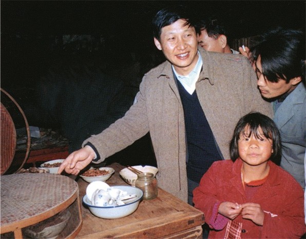 1989年1月，習(xí)近平總書記（時任寧德地委書記）到寧德地區(qū)屏南縣調(diào)研時，走訪農(nóng)民家中。（資料圖片）