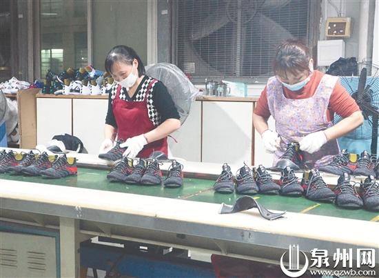 匹克車間內，員工正加班加點生產鞋品。